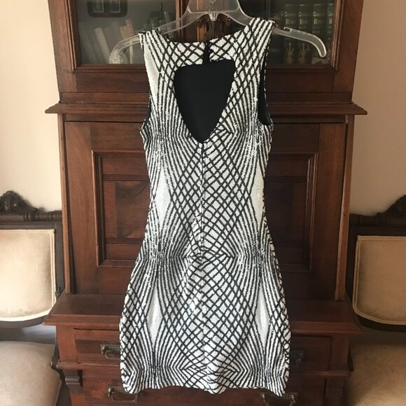BLACK AND WHITE GEOMETRIC PATTERN SEQUIN PARTY DRESS SIZE 1 - Picture 2 of 3